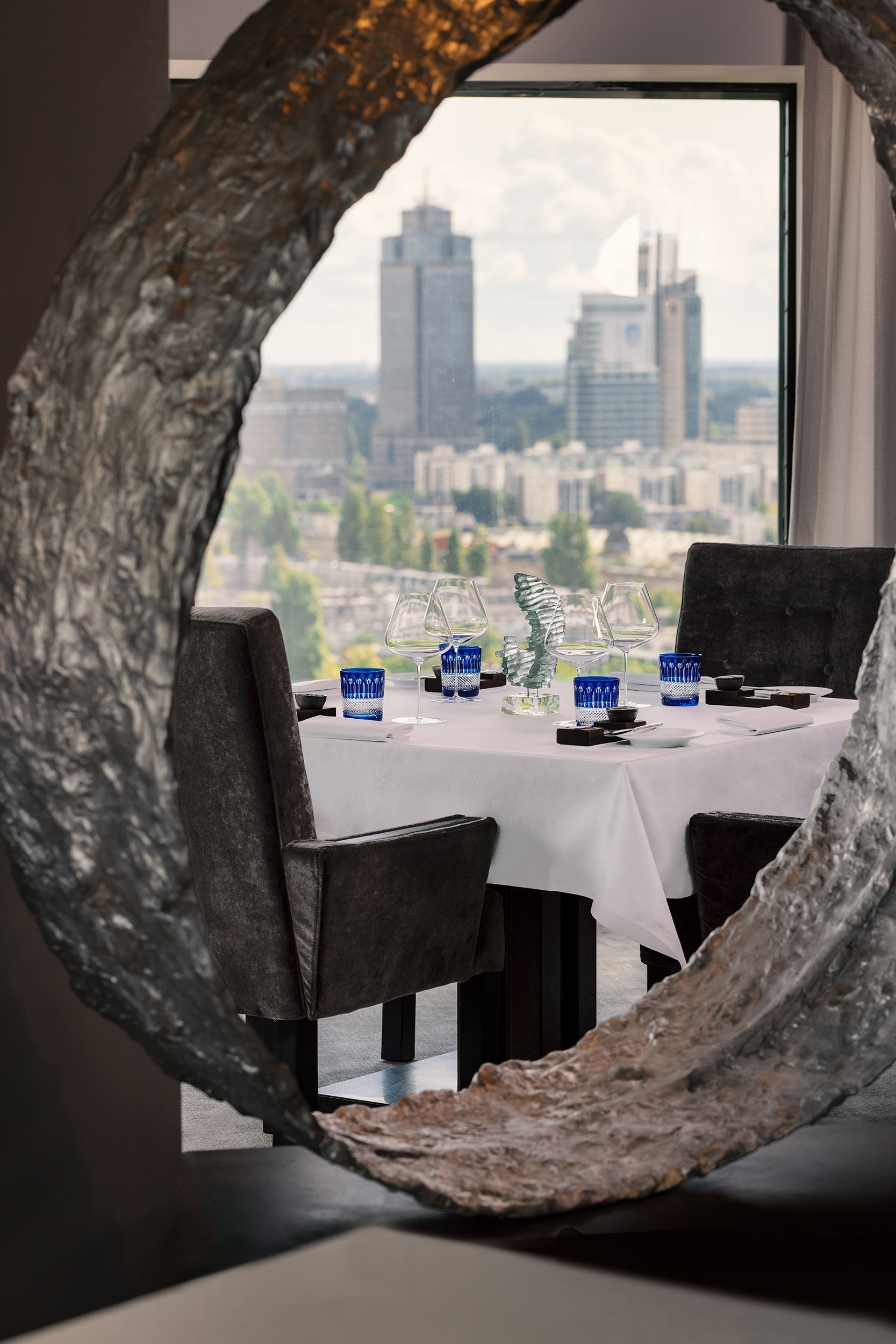 Tafel met uitzicht over Amsterdam bij Ciel Bleu