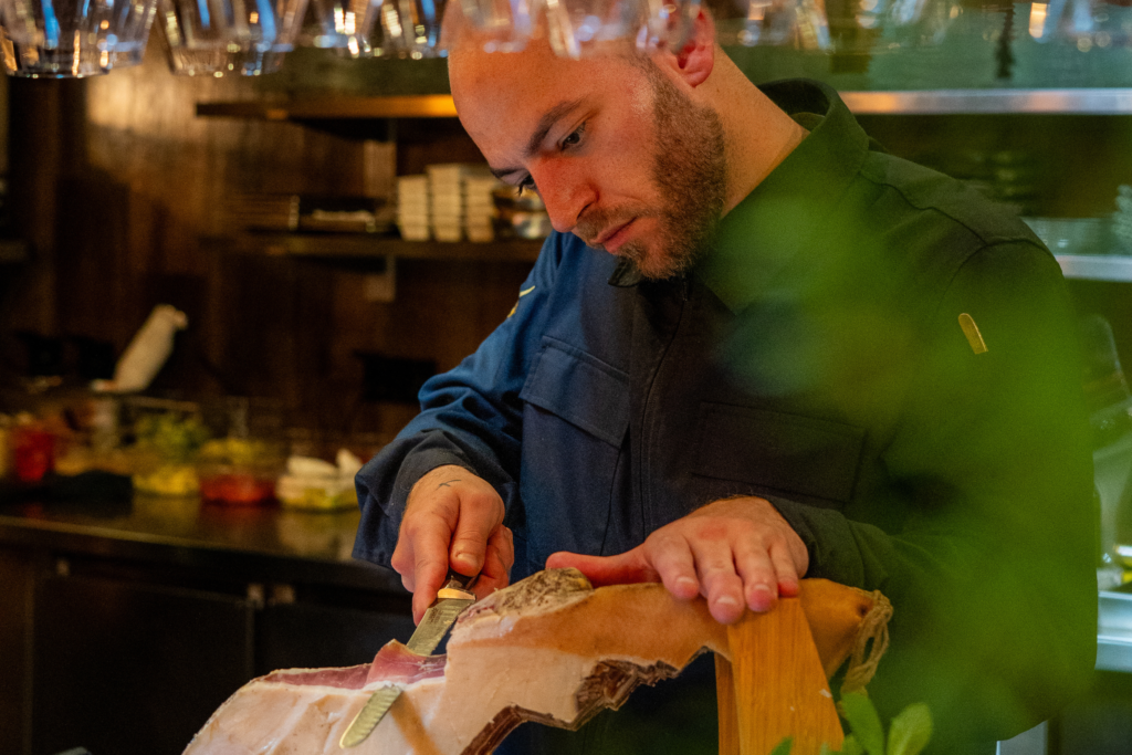 Chef Noah Wynants aan het werk bij Wijn Boer