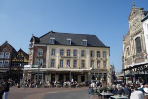 Gevel en terras van De Limbourg aan de Markt in Sittard