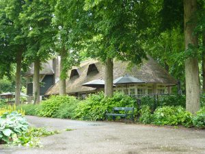 Het rietgedekte paviljoen van Restaurant Wilhelminapark in Utrecht
