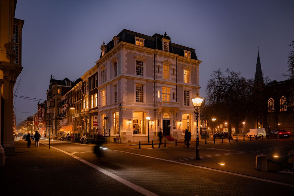 EVE by Erik van Loo tegenover Paleis Noordeinde