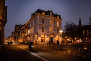 EVE by Erik van Loo tegenover Paleis Noordeinde