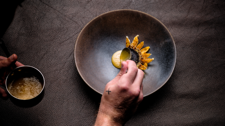 Een gerecht wordt opgemaakt in de keuken van De Librije