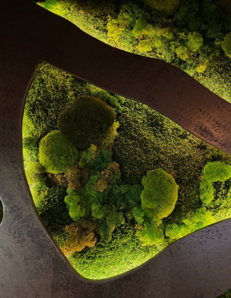 Groene interieurinstallatie van Le Epifaan in Veeningen