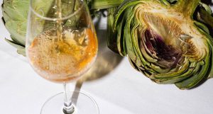 Wijn en artisjok bij Restobar Massalia