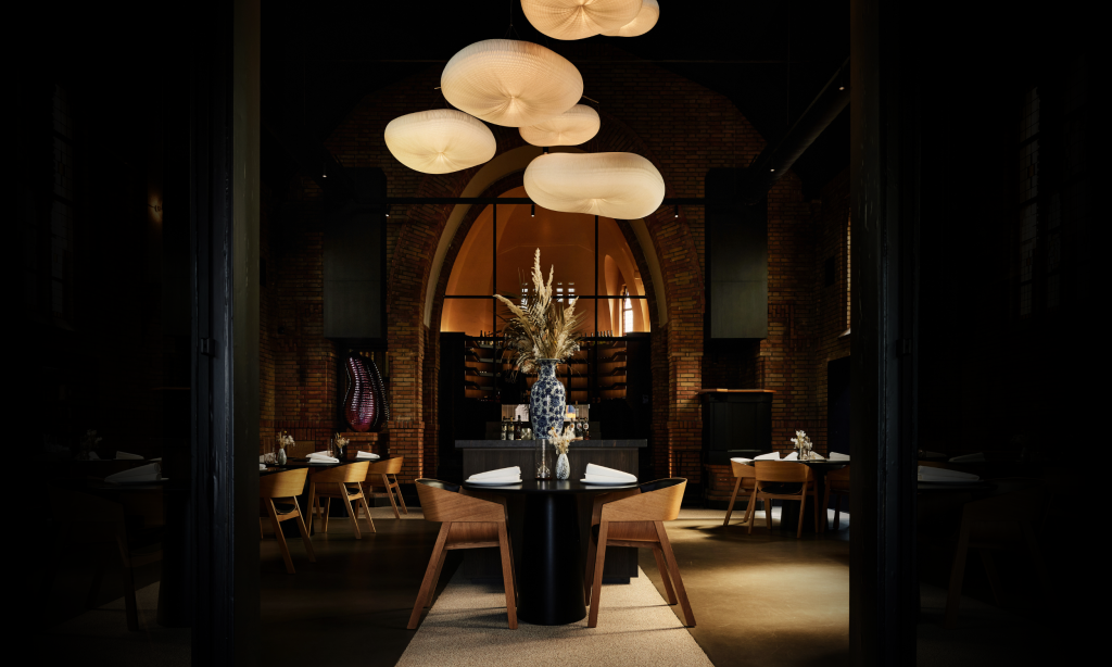 Interieur van restaurant Noor in de voormalige kerk