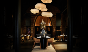 Interieur van restaurant Noor in de voormalige kerk