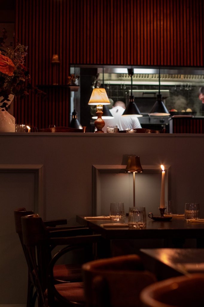 Tafels en open keuken van Bistro Sitèr