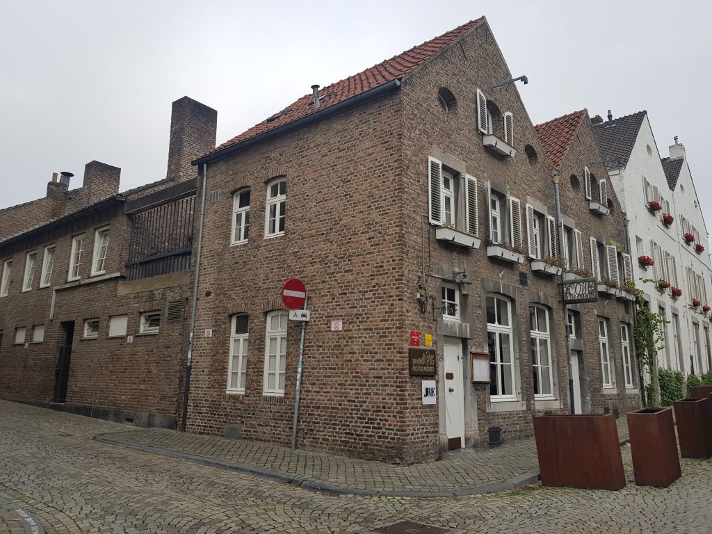 Gevel van Ezelmarkt 4 in Maastricht, de locatie van Au Coin des Bons Enfants