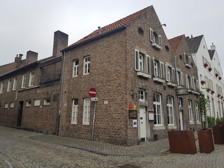 Gevel van Ezelmarkt 4 in Maastricht, de locatie van Au Coin des Bons Enfants