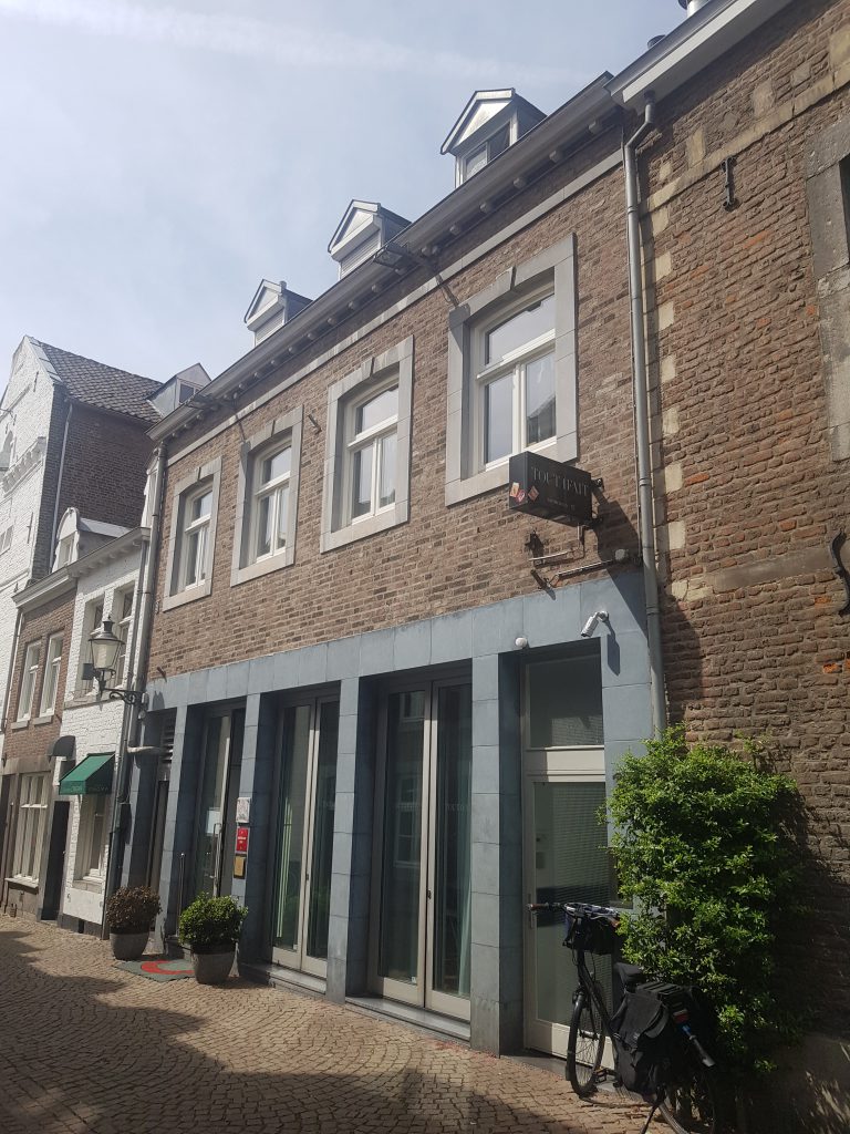 Gevel van Sint Bernardusstraat 16 in Maastricht, de locatie van Tout à Fait