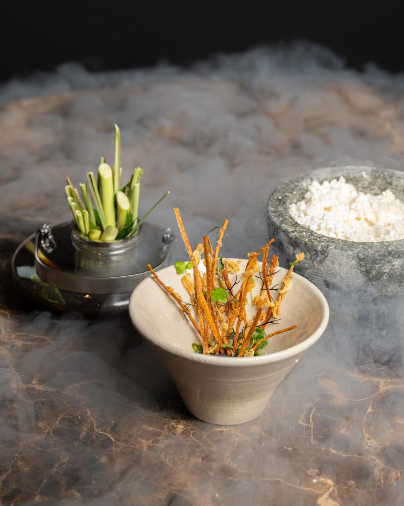 Gerechtpresentatie met groene asperges en krokante elementen in kommen, met damp — Restaurant 1857