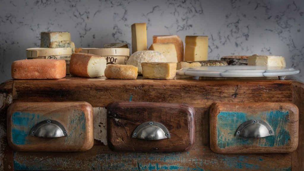 Kaasselectie op een karakteristiek houten kaasmeubel — Restaurant Pouwe