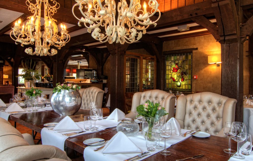 Restaurantinterieur met kroonluchters, houten balken en gedekte tafels — Restaurant ’t Spieck