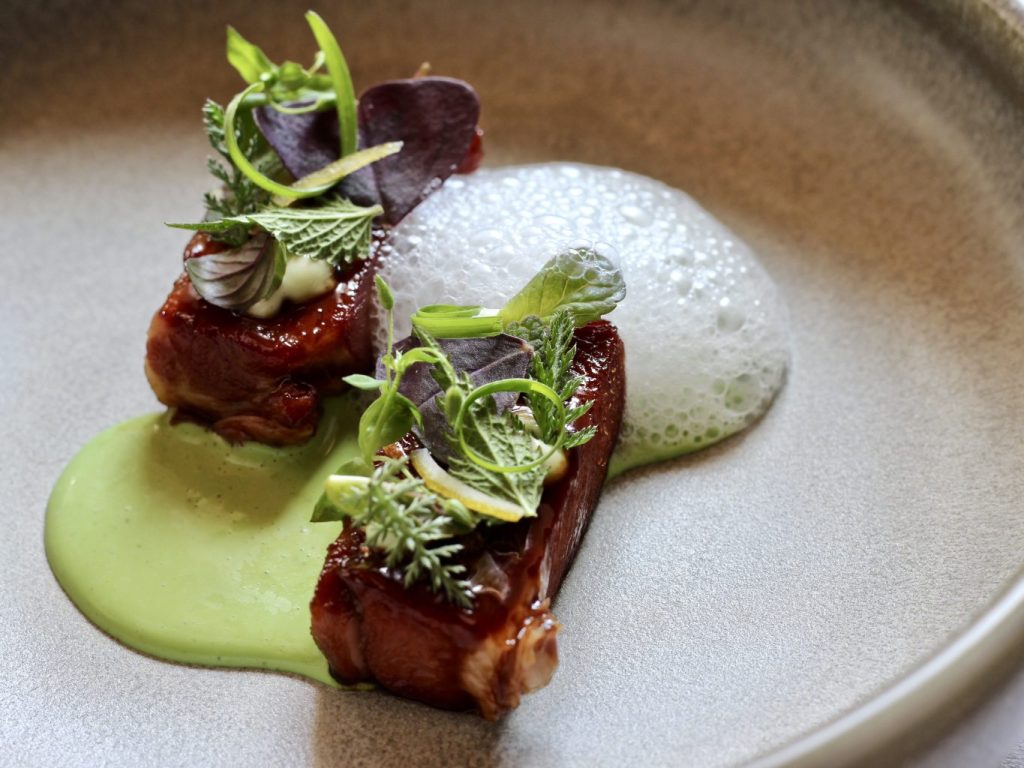 Opmaak met groenten en groene saus op een licht bord — Lutum