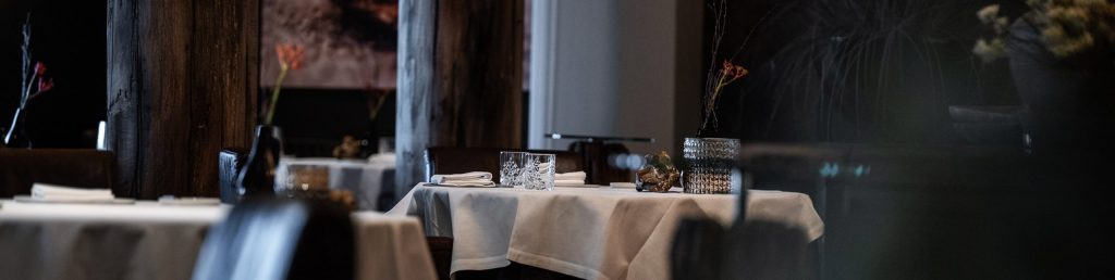 Brede panoramische uitsnede van gedekte restauranttafels — De Kromme Watergang
