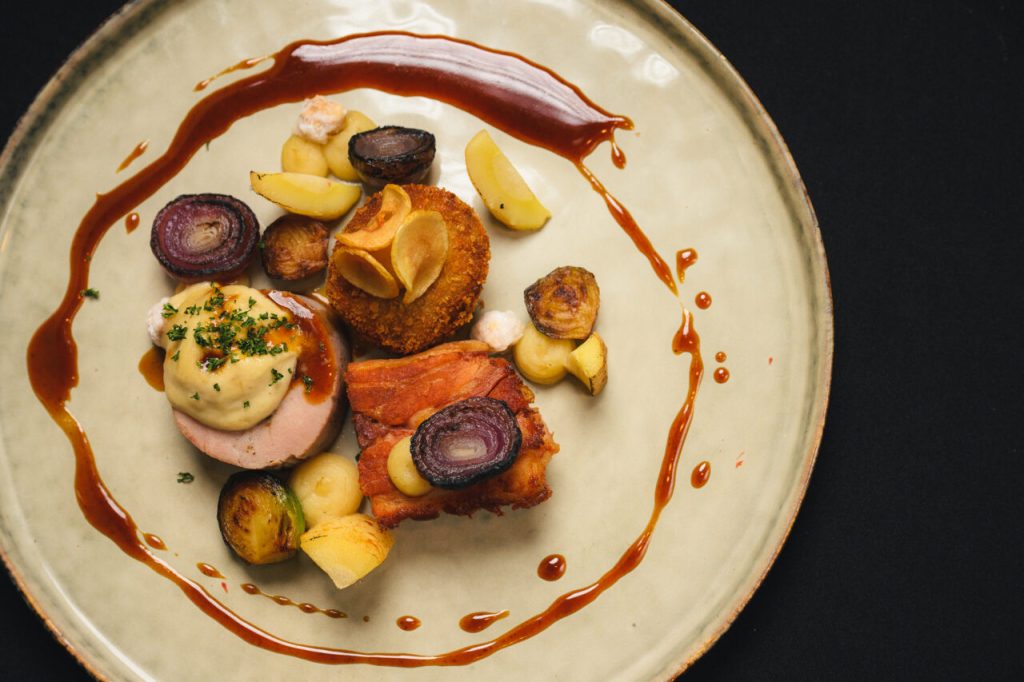 Bovenaanzicht van een opgemaakt gerecht met groente en saus — DiVino