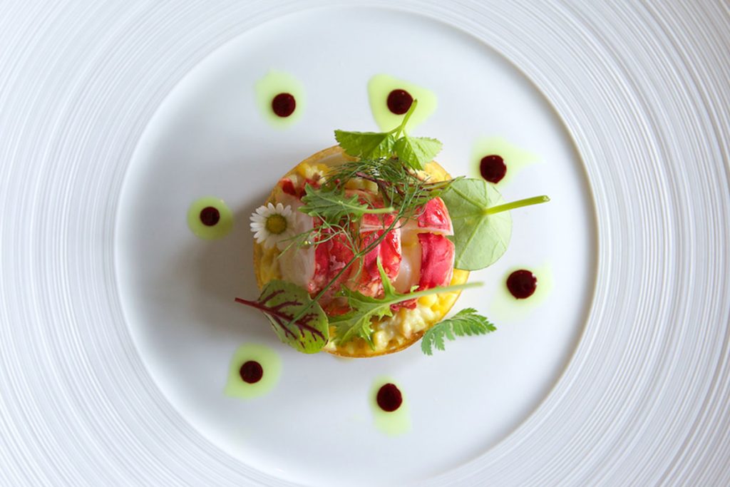 Verfijnd opgemaakt gerecht met rood, groen en gele saus op een wit bord — Restaurant Apicius