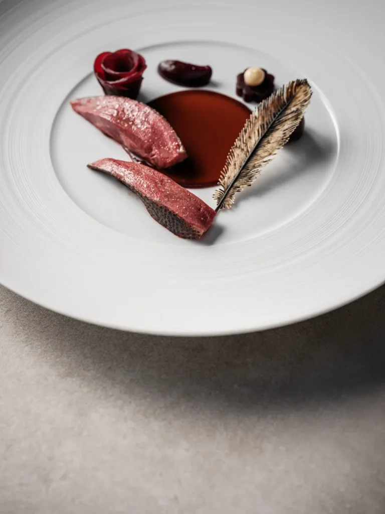 Gerecht met vlees en garnituur op een wit bord — Restaurant Rijnzicht