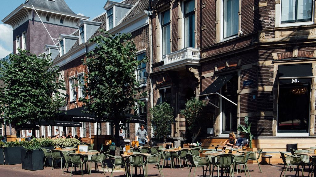ML-gevel en terras in Haarlem.