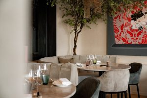 Gedekte tafels in het interieur van Noble Gastro House