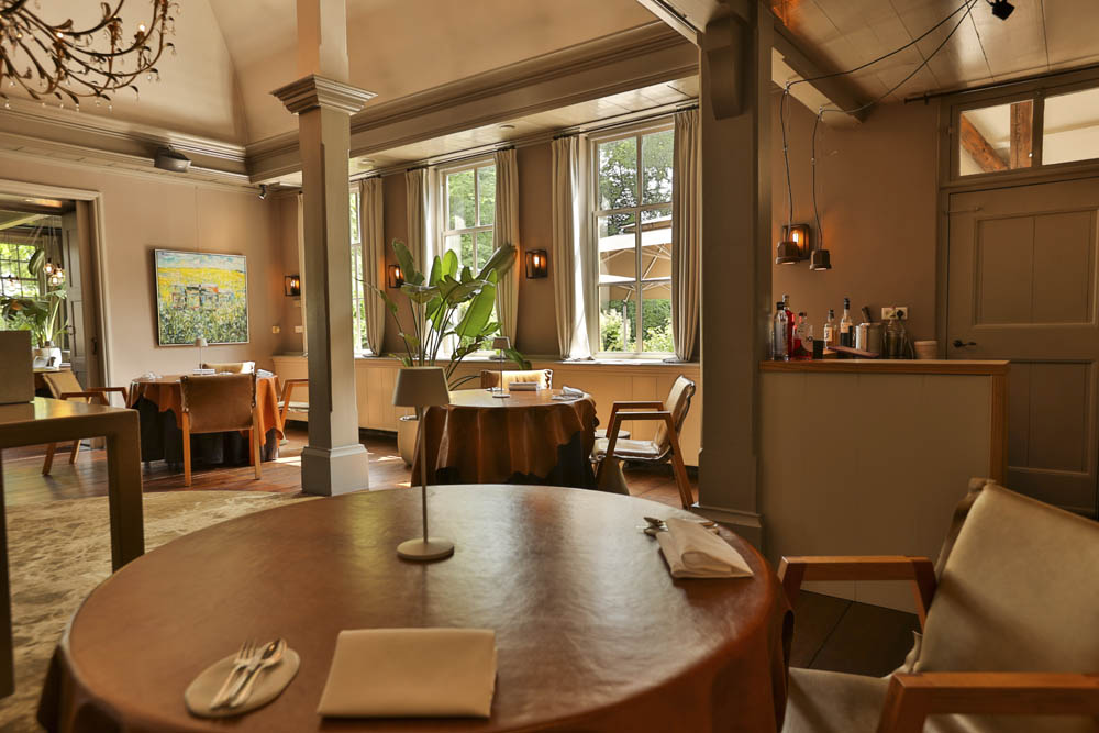 Gedekte tafels in de eetzaal van Herberg Onder de Linden