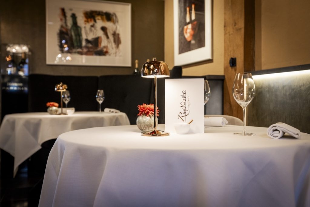 Gedekte tafel in restaurant Ratatouille Food & Wine.