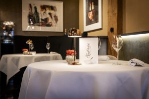 Gedekte tafel in restaurant Ratatouille Food & Wine.