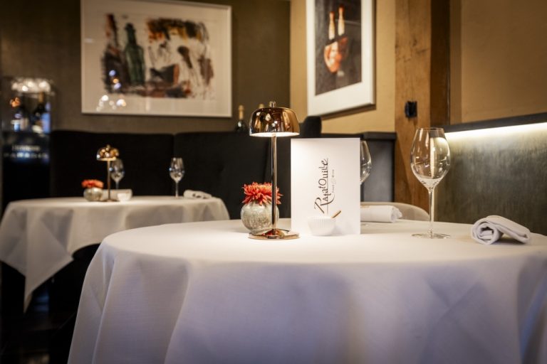Gedekte tafel in restaurant Ratatouille Food & Wine.