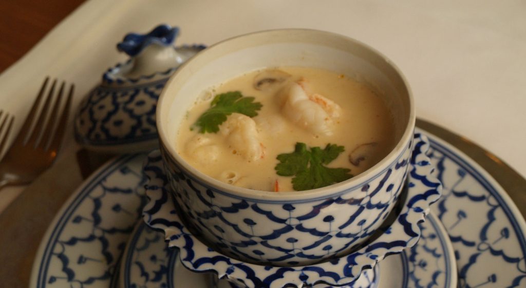 Kom Thaise soep op blauw-wit servies.