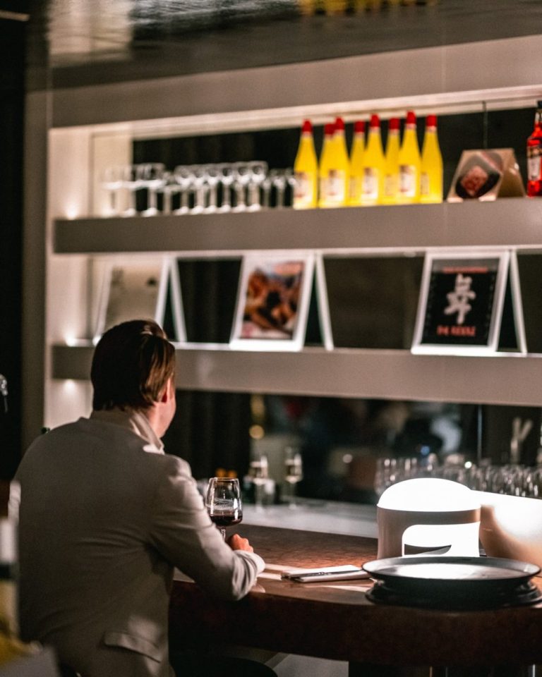 Gast aan de bar bij open keuken van FIGO.