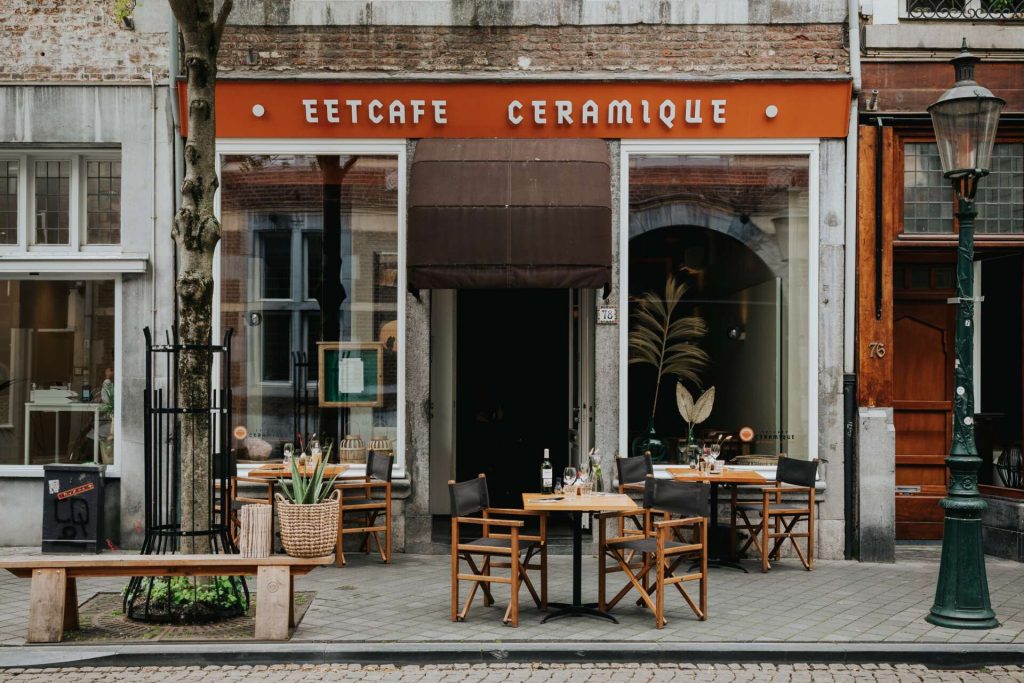 Gevel en terras met zichtbare naam Eetcafé Céramique.