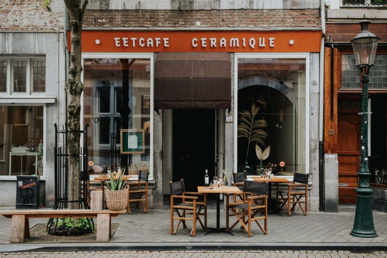 Gevel en terras met zichtbare naam Eetcafé Céramique.
