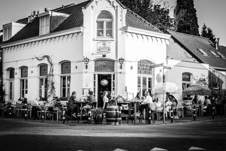 Zwart-witfoto van gevel en terras Villeneuve.