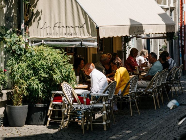 Terras met gasten voor de herkenbare luifel Le Fernand.