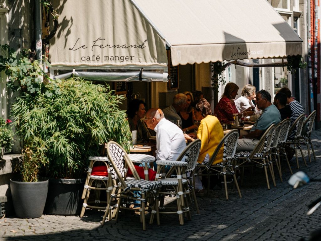 Terras met gasten voor de herkenbare luifel Le Fernand.