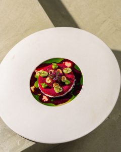 Modern opgemaakt gerecht op wit bord.