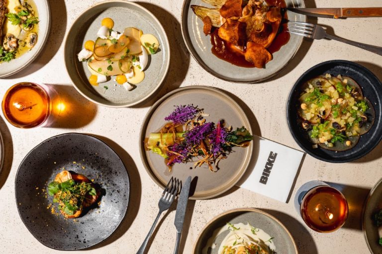 Diverse gerechten op een tafel met BIKKE-servetten.