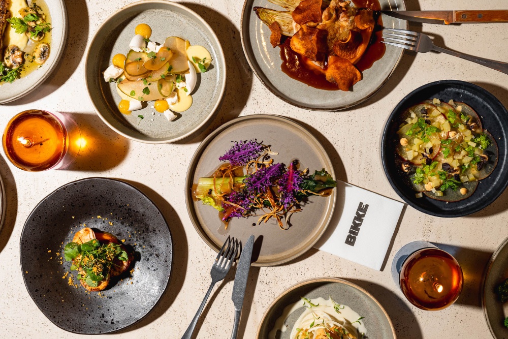 Diverse gerechten op een tafel met BIKKE-servetten.