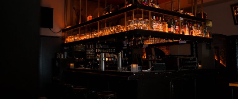 Barinterieur van Au Mouton Blanc.