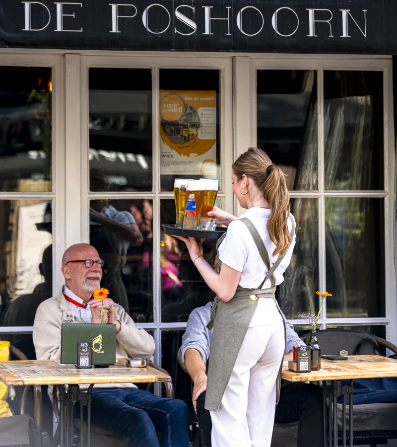 Terras bij de herkenbare gevel De Poshoorn.