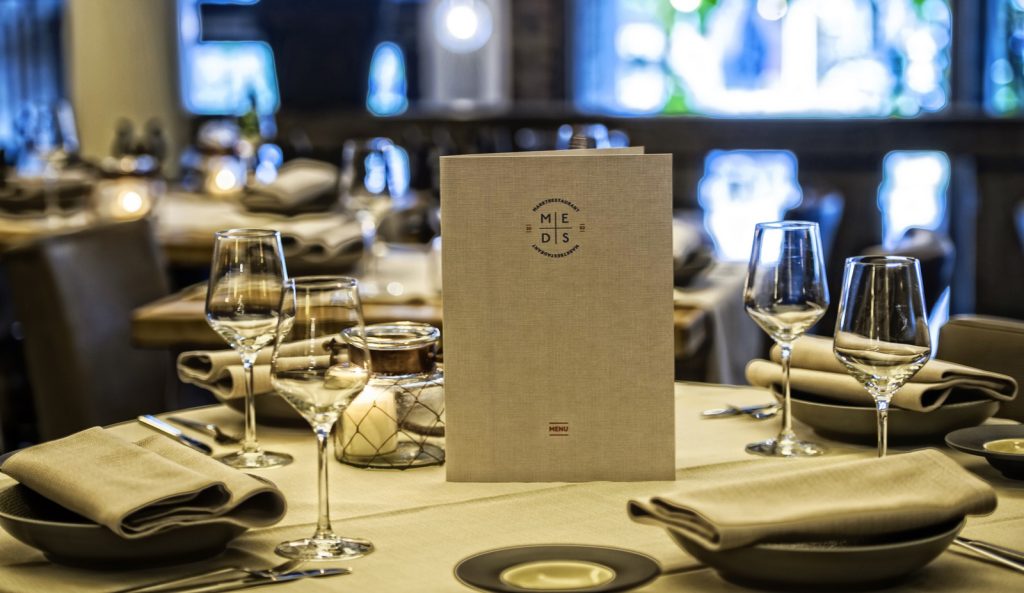 Gedekte tafel en restaurantzaal.