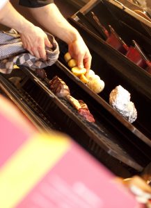 Bereiding van gerechten op de houtskoolgrill.