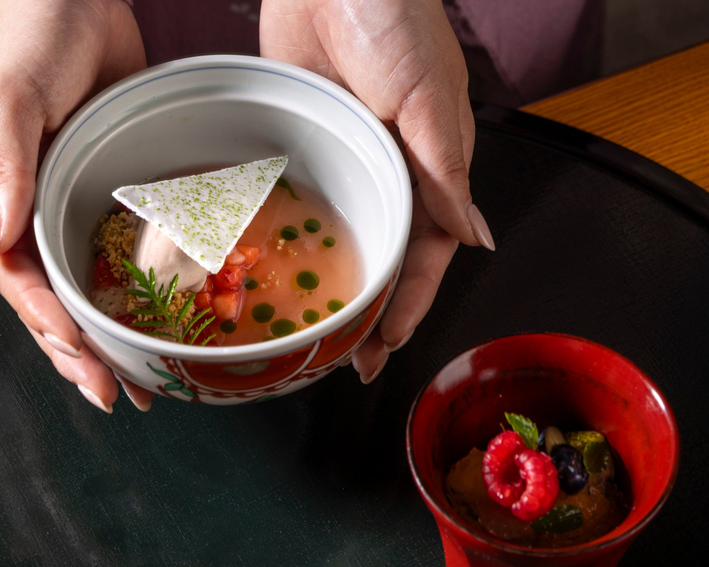 Japans gerecht in een kom, geserveerd boven een houten tafel.