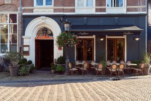 Straatgevel en terras van Madeleine.