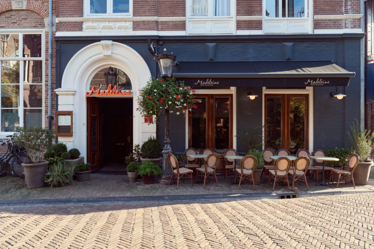 Straatgevel en terras van Madeleine.