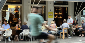 Levendig terras voor Restobar Rosie.