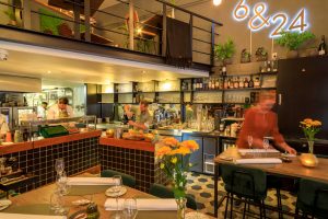Eetzaal en open keuken met lichtreclame 6&24.