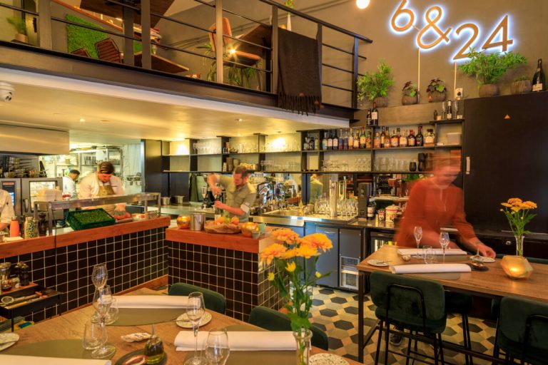 Eetzaal en open keuken met lichtreclame 6&24.
