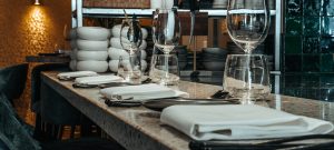 Gedekte barplaatsen bij de open keuken van Faran
